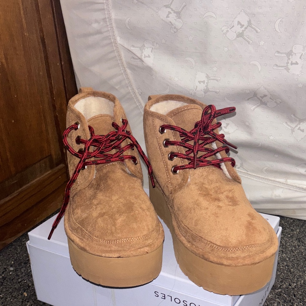 Madden girl Tan Suede Platform Ankle Boots with Red & Black Laces - Picture 3 of 6